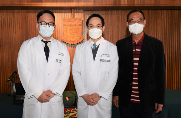 A research team from HKUMed discovers a new treatment strategy for locally advanced liver cancer by ‘Reduce and Remove’ that nearly 50% of patients can be cured through such an innovative approach. 

The study is led by (from left): Dr Chiang Chi-leung and Professor Albert Chan Chi-yan. (Right) patient Mr Wan Ying-keung.
 